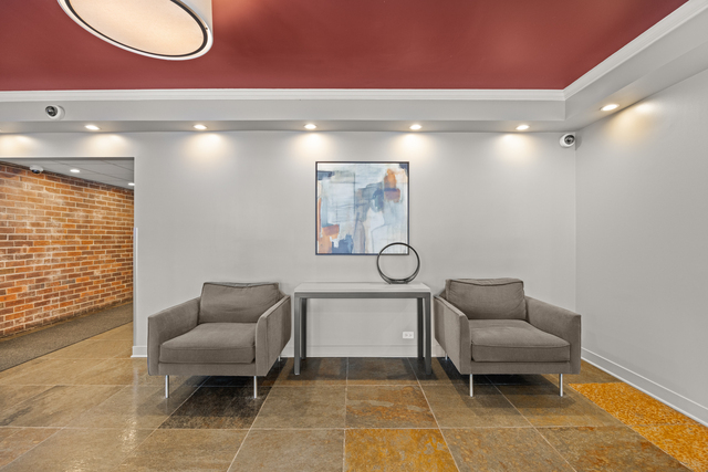 3900 N Pine Grove Avenue Unit: 808