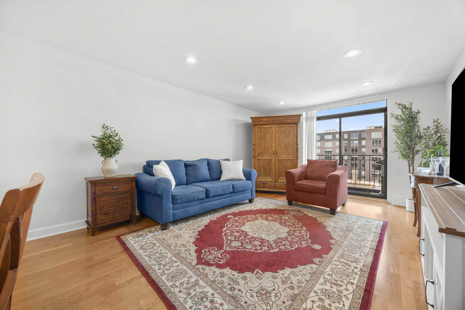 3900 N Pine Grove Avenue Unit: 808