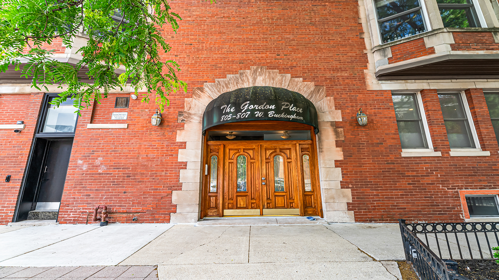 807 W Buckingham Place Unit: 1W