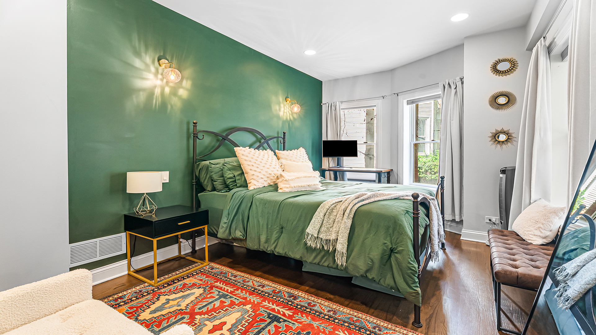 807 W Buckingham Place Unit: 1W