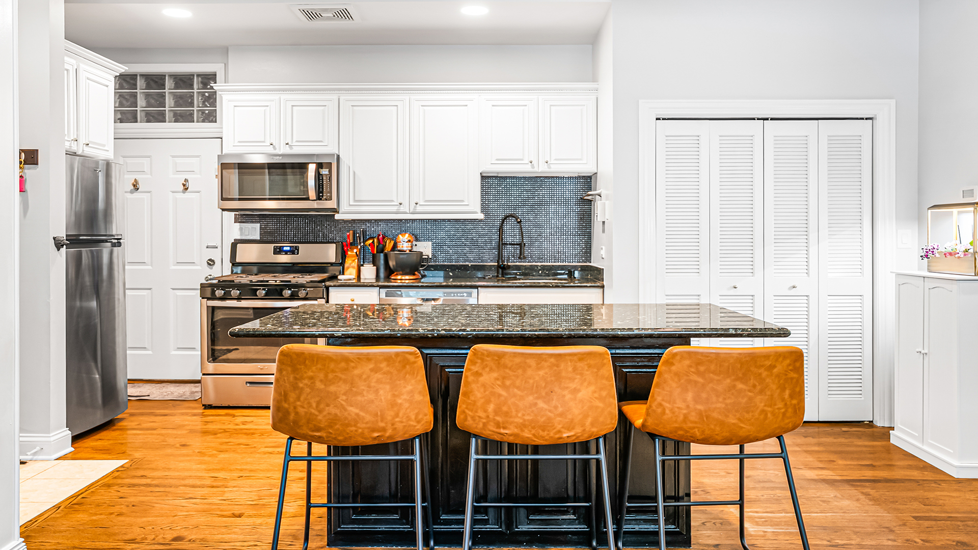 807 W Buckingham Place Unit: 1W