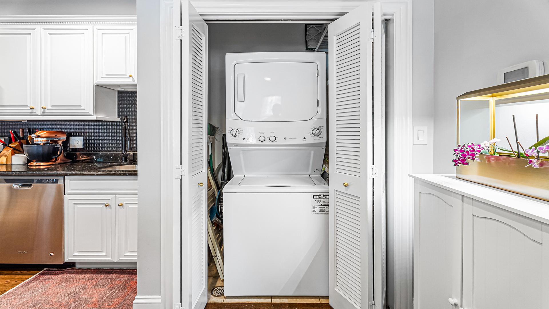 807 W Buckingham Place Unit: 1W