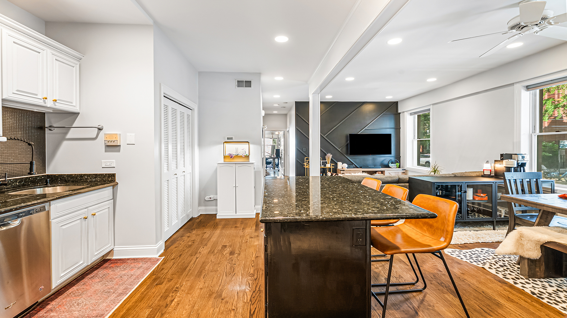 807 W Buckingham Place Unit: 1W