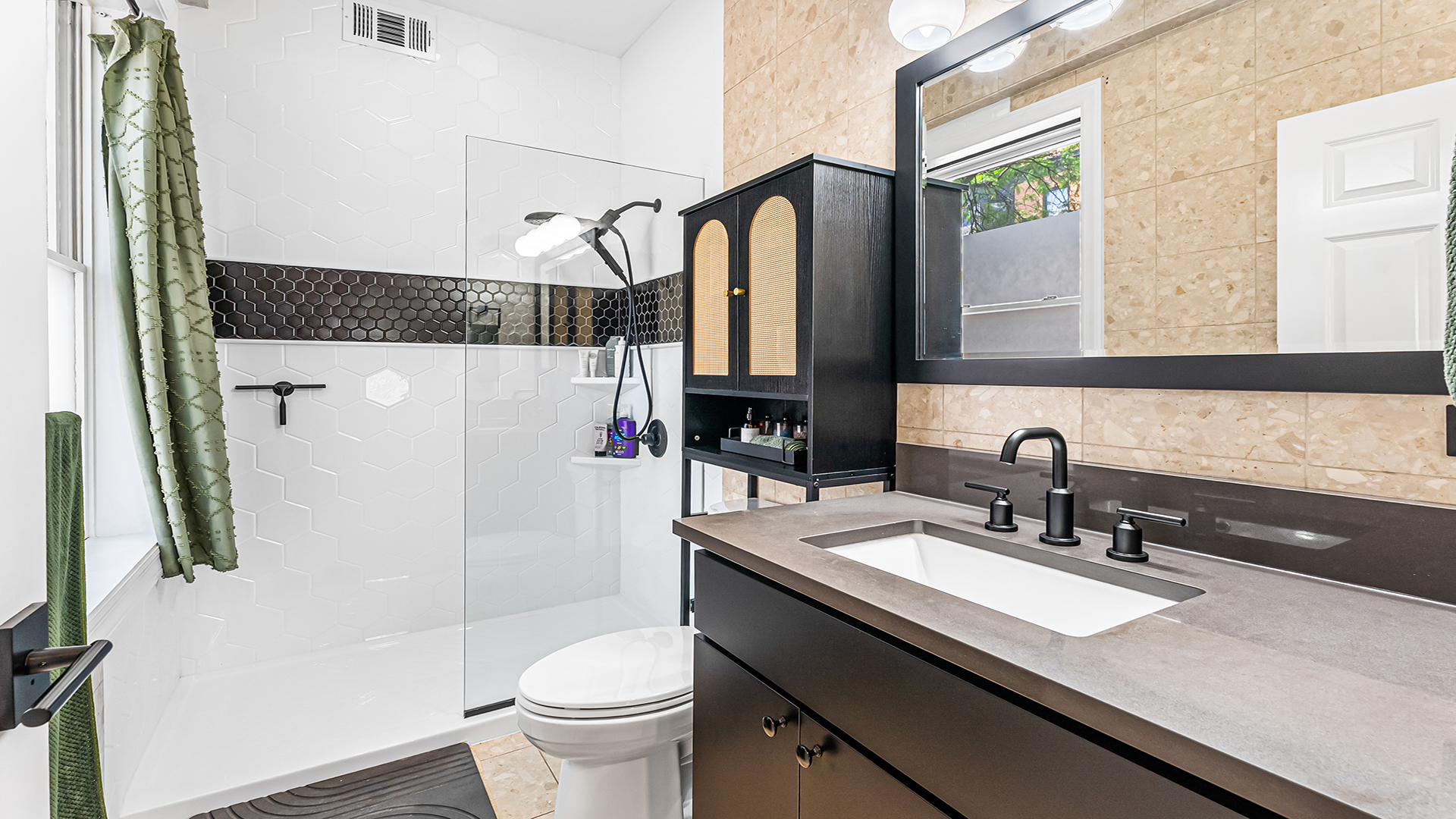 807 W Buckingham Place Unit: 1W