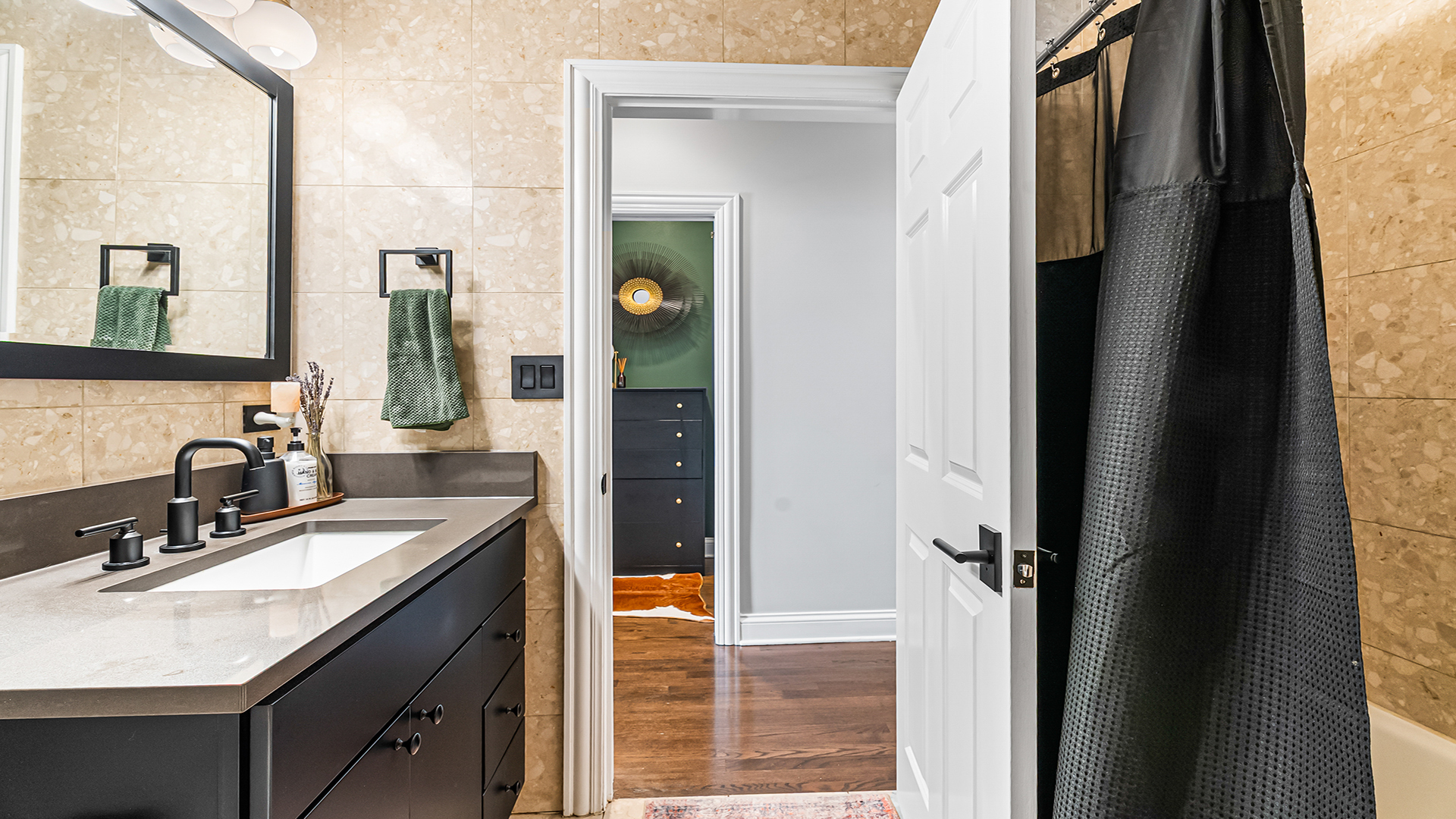 807 W Buckingham Place Unit: 1W
