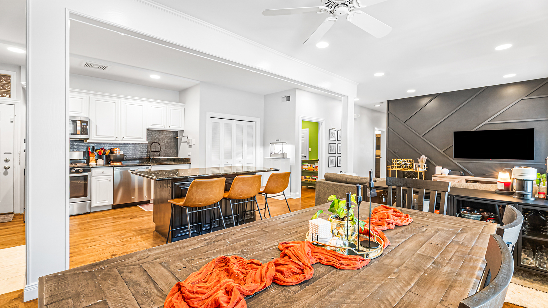 807 W Buckingham Place Unit: 1W