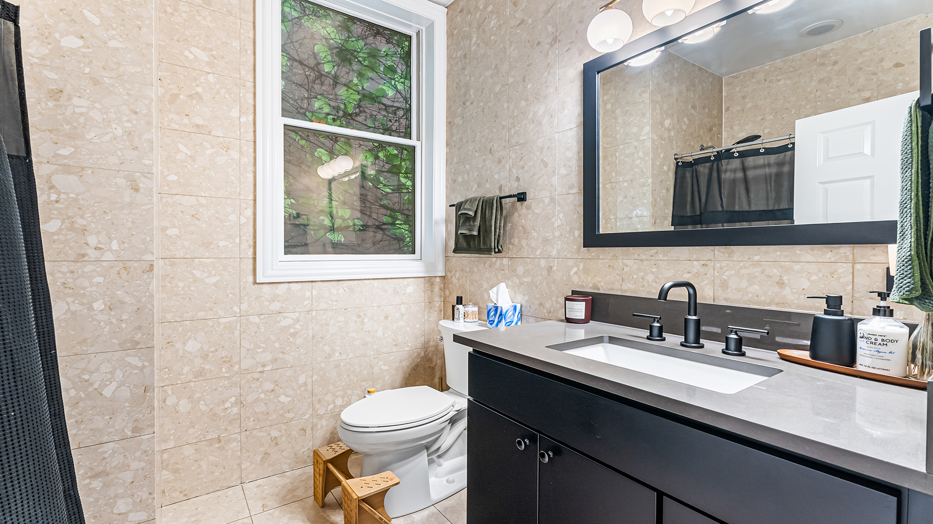 807 W Buckingham Place Unit: 1W