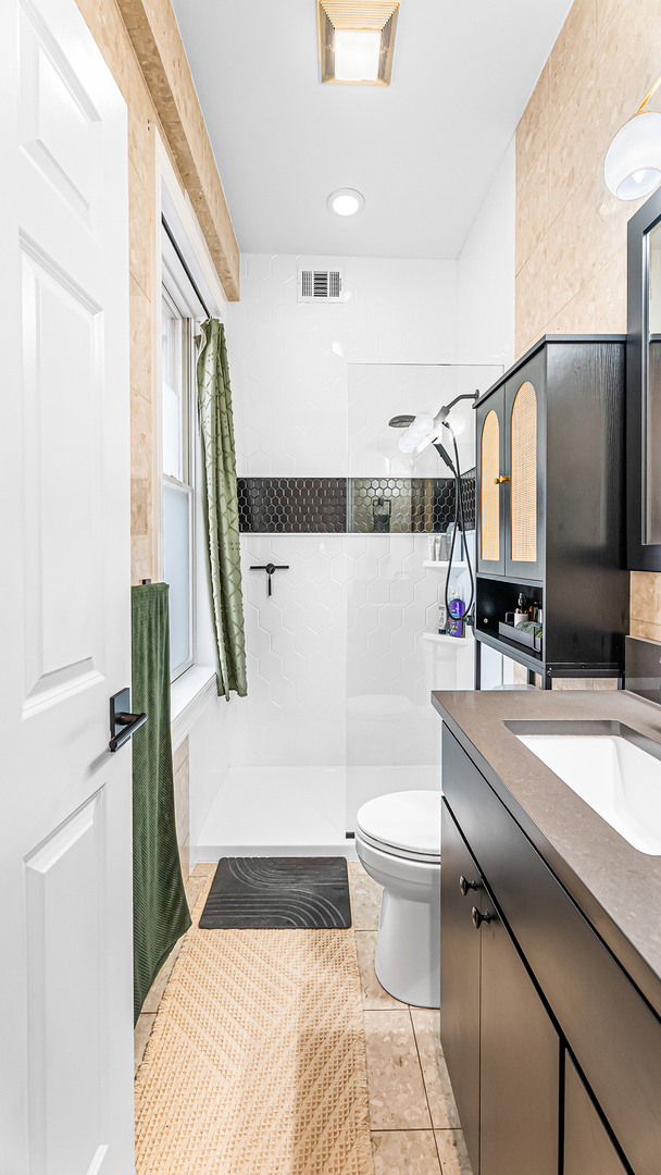 807 W Buckingham Place Unit: 1W