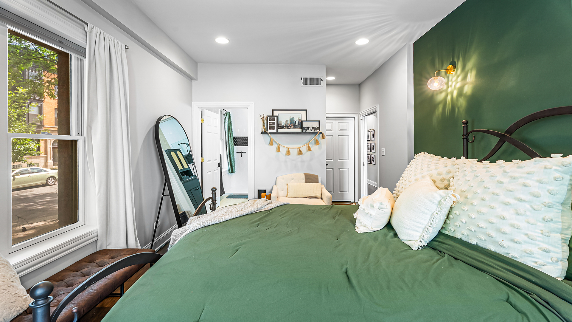807 W Buckingham Place Unit: 1W