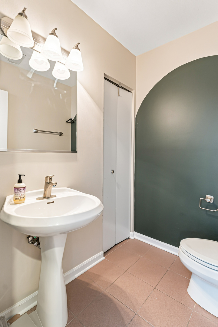 909 W Diversey Parkway Unit: 3W