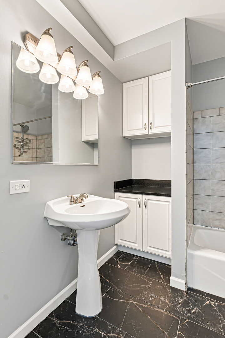 909 W Diversey Parkway Unit: 3W