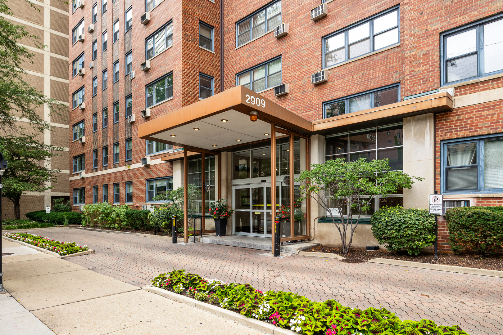 2909 N Sheridan Road Unit: 1703