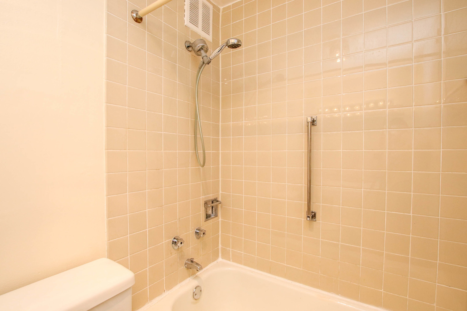1 E Scott Street Unit: 1406