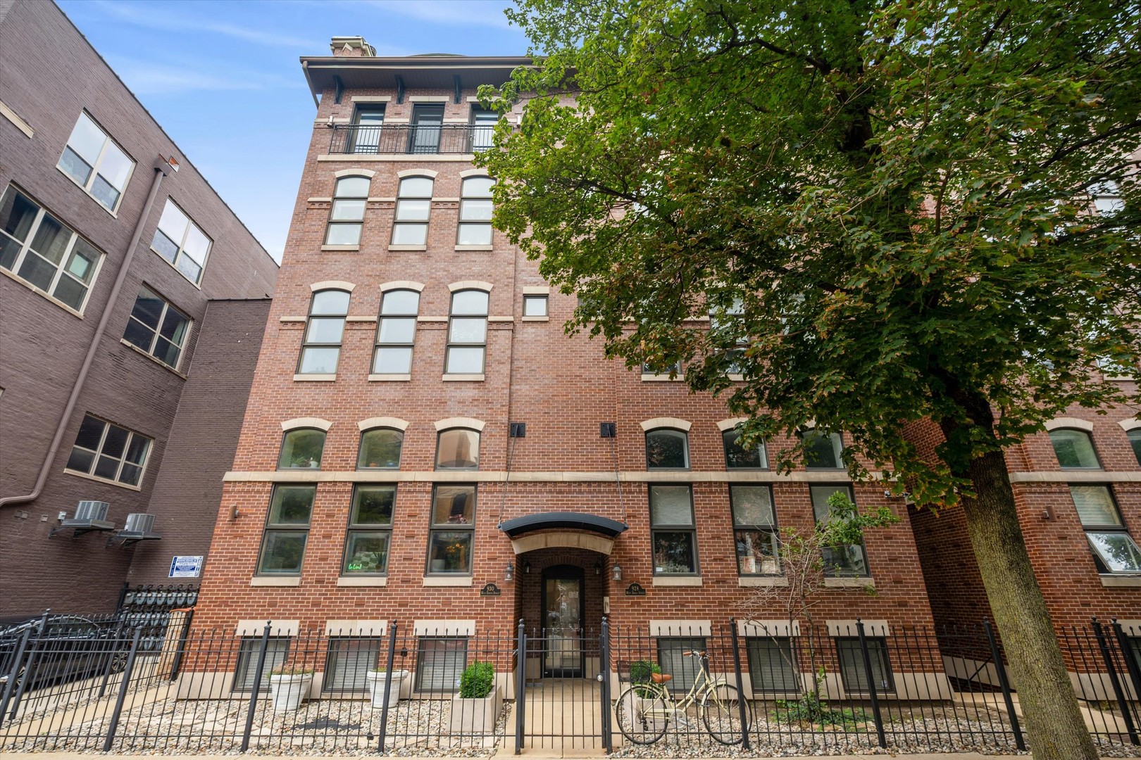 930 W Dakin Street Unit: 4