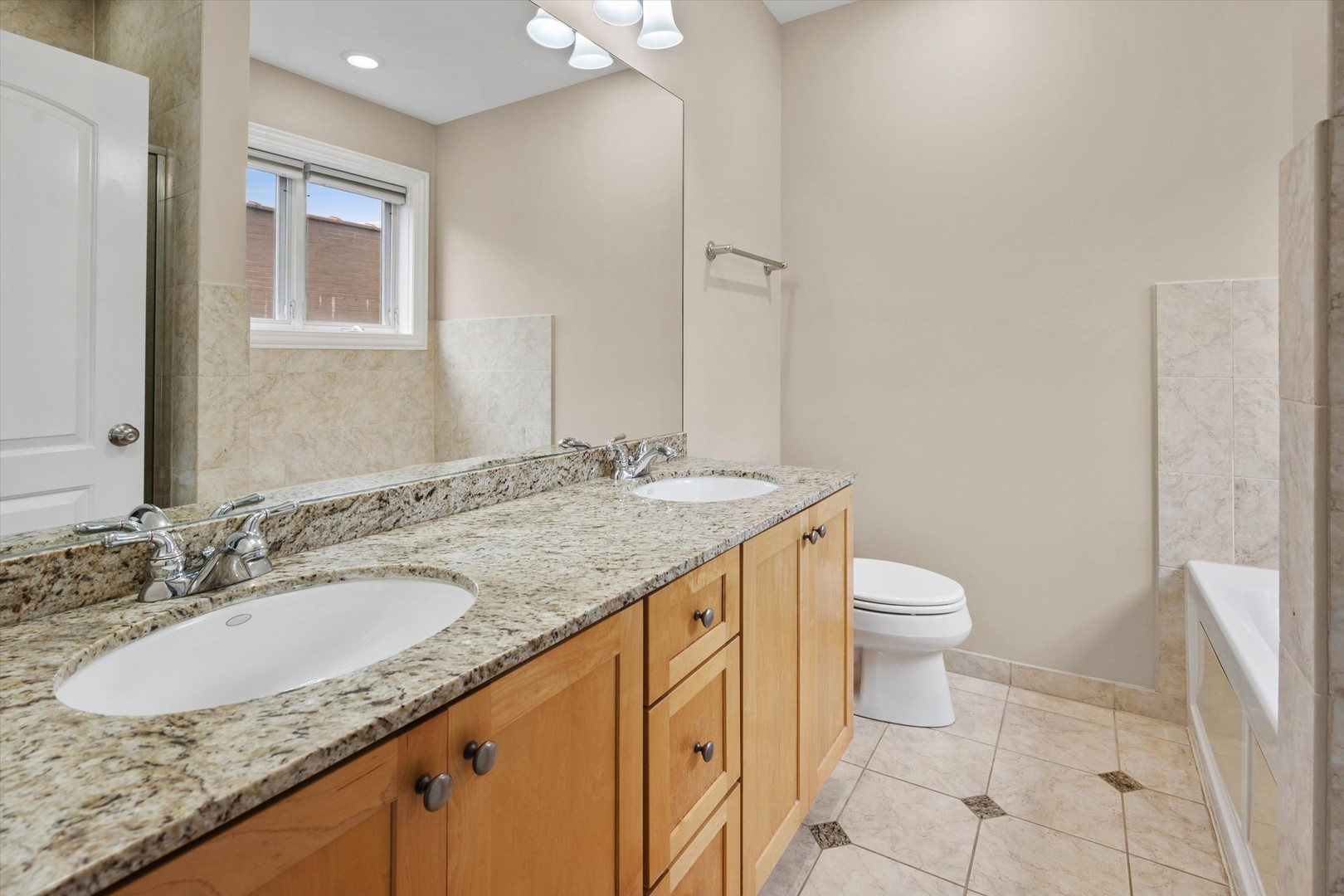 930 W Dakin Street Unit: 4