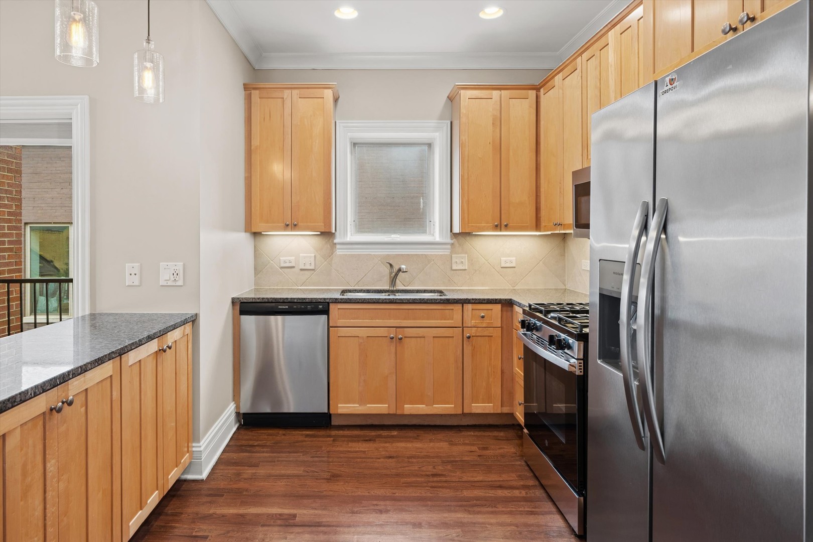 930 W Dakin Street Unit: 4