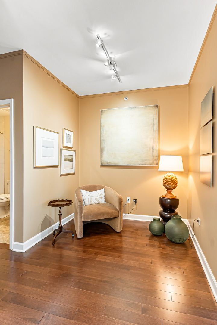 1901 S Calumet Avenue Unit: 2105