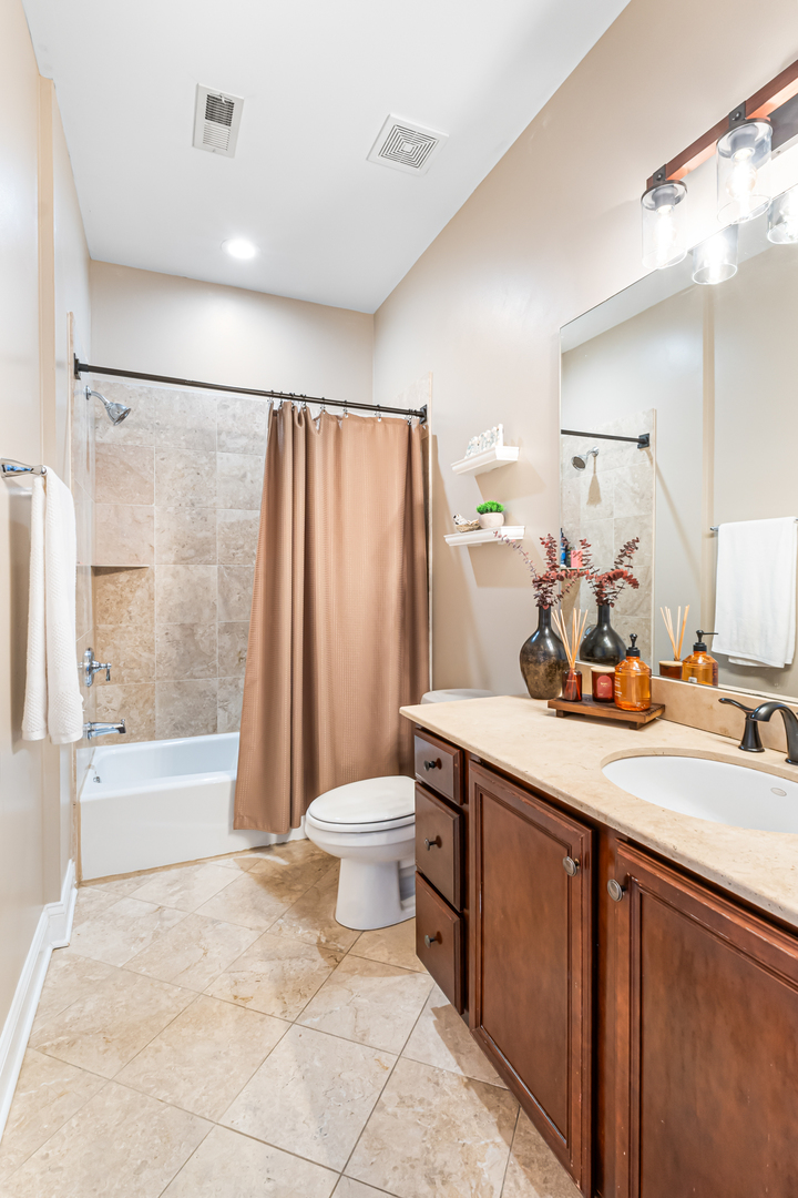 2248 W FOSTER Avenue Unit: 3