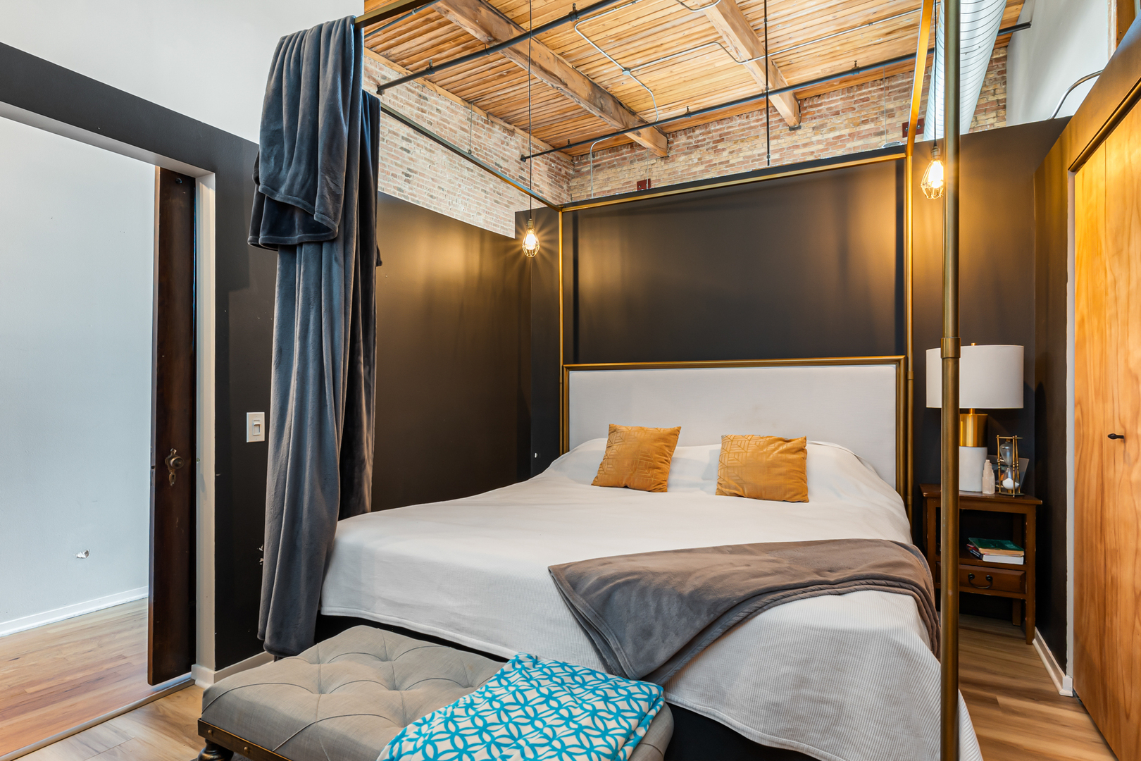 1935 N Fairfield Avenue Unit: 402