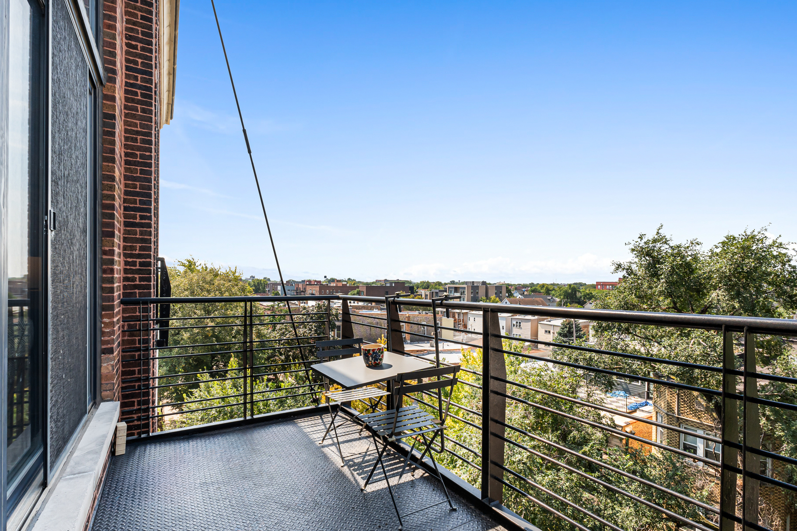 1935 N Fairfield Avenue Unit: 402
