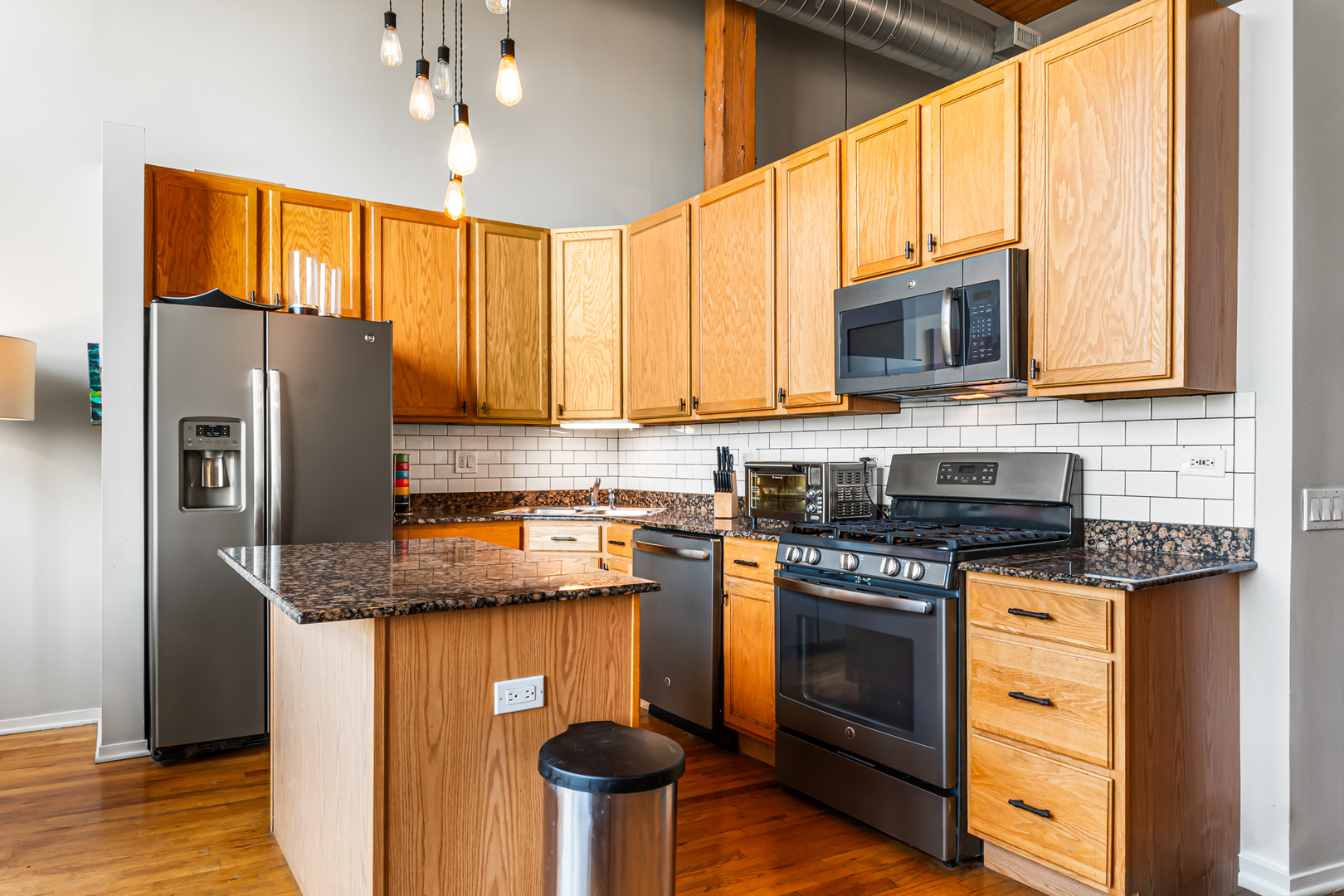 1935 N Fairfield Avenue Unit: 402