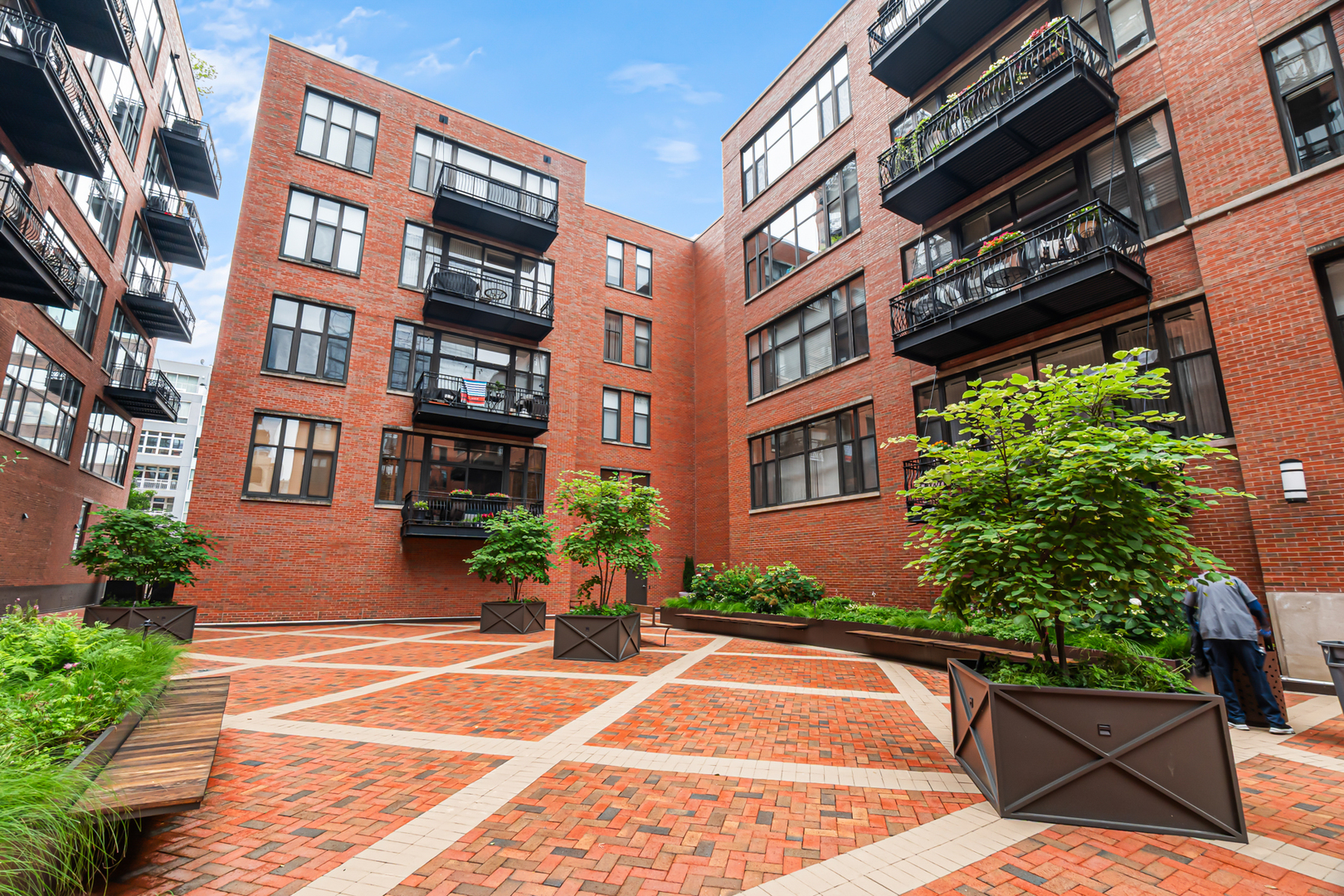 333 W HUBBARD Street Unit: 604