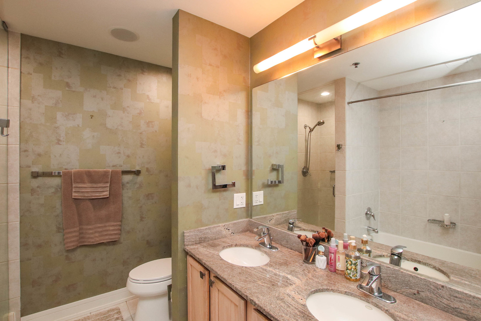 340 W Superior Street Unit: 1604