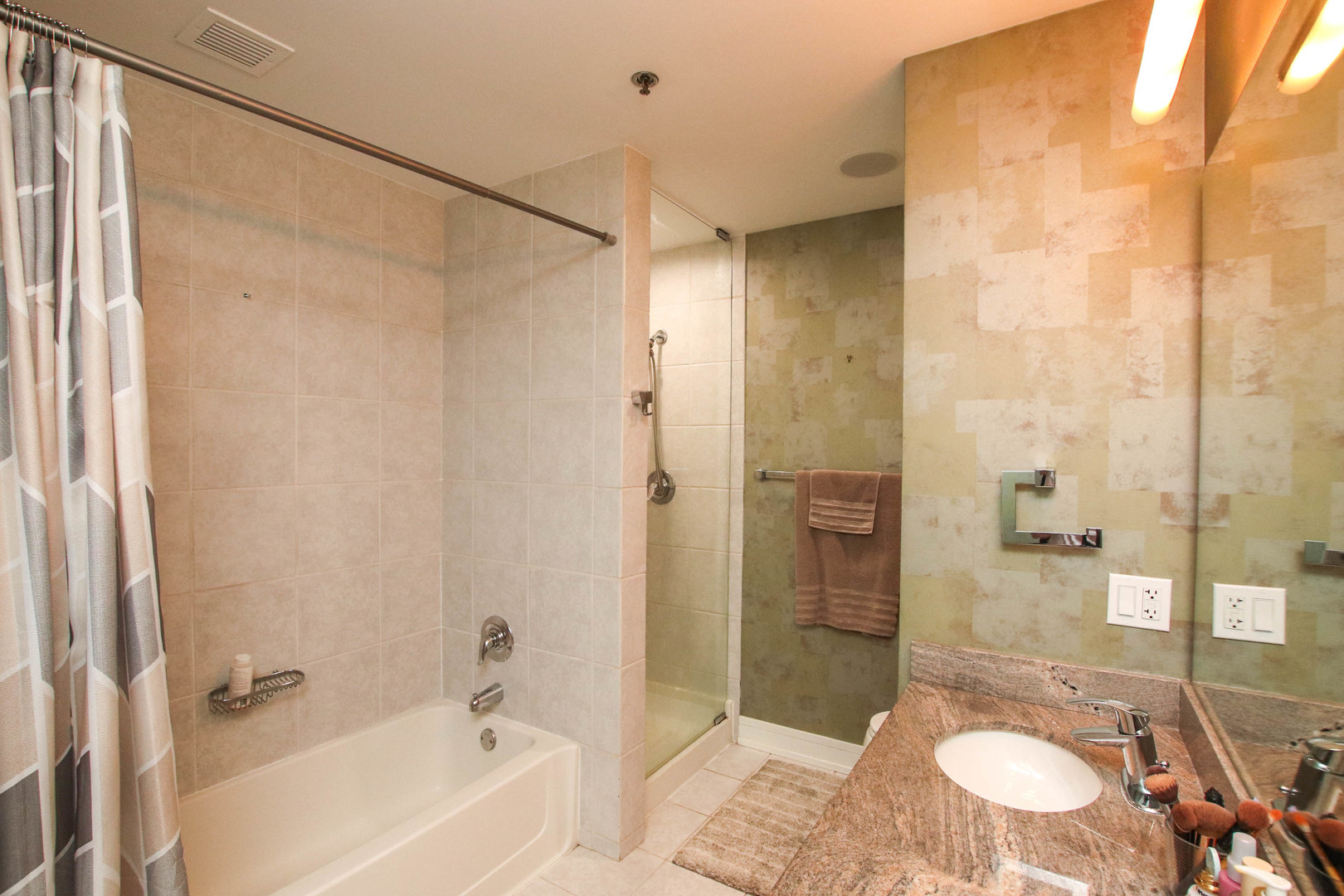 340 W Superior Street Unit: 1604