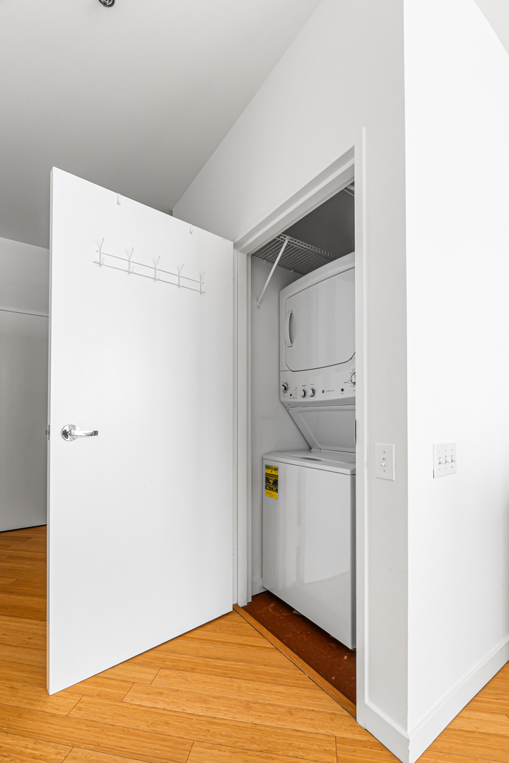 653 N Kingsbury Street Unit: 2402