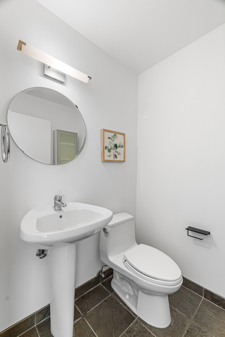 653 N Kingsbury Street Unit: 2402