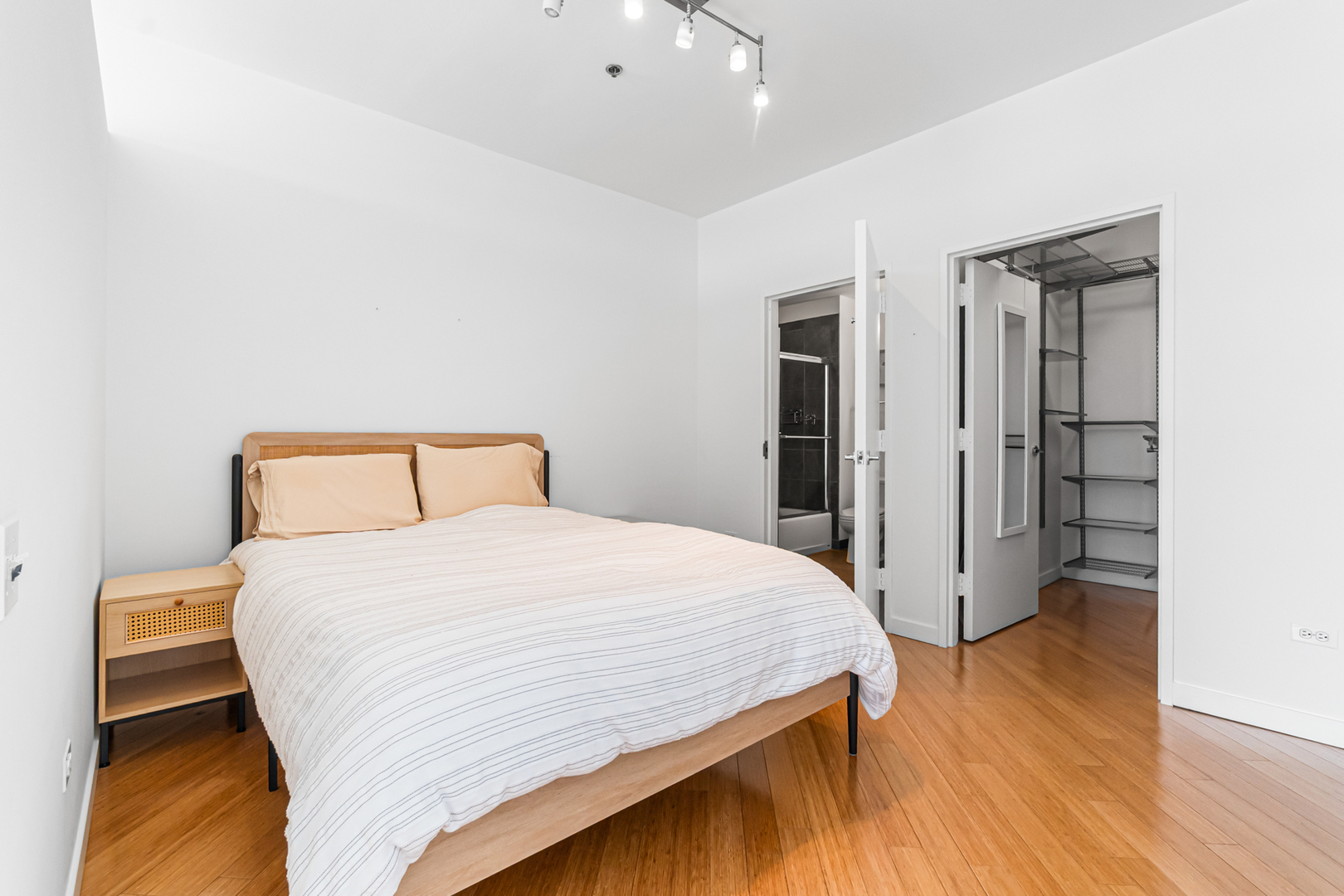 653 N Kingsbury Street Unit: 2402