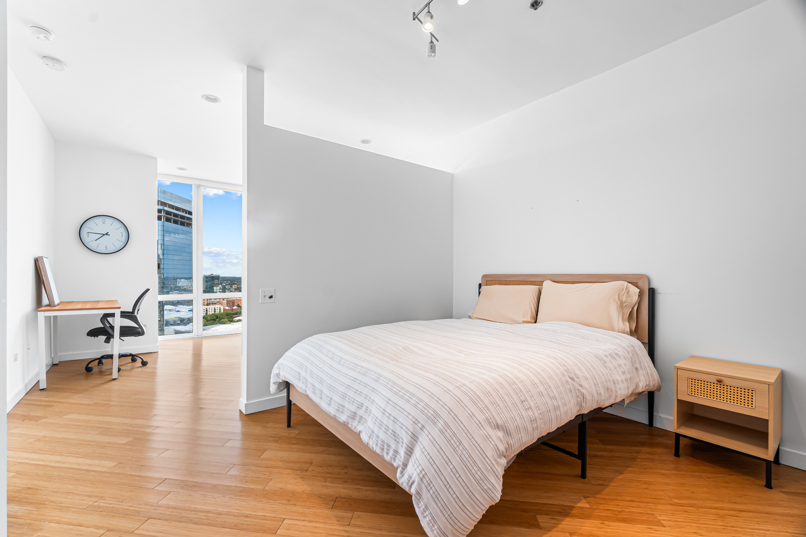 653 N Kingsbury Street Unit: 2402