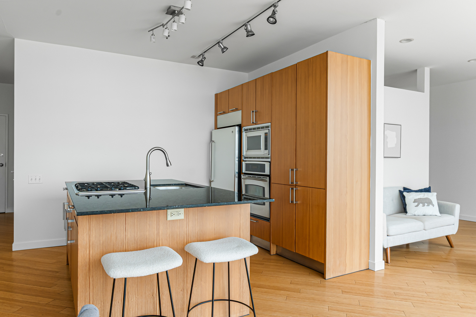 653 N Kingsbury Street Unit: 2402