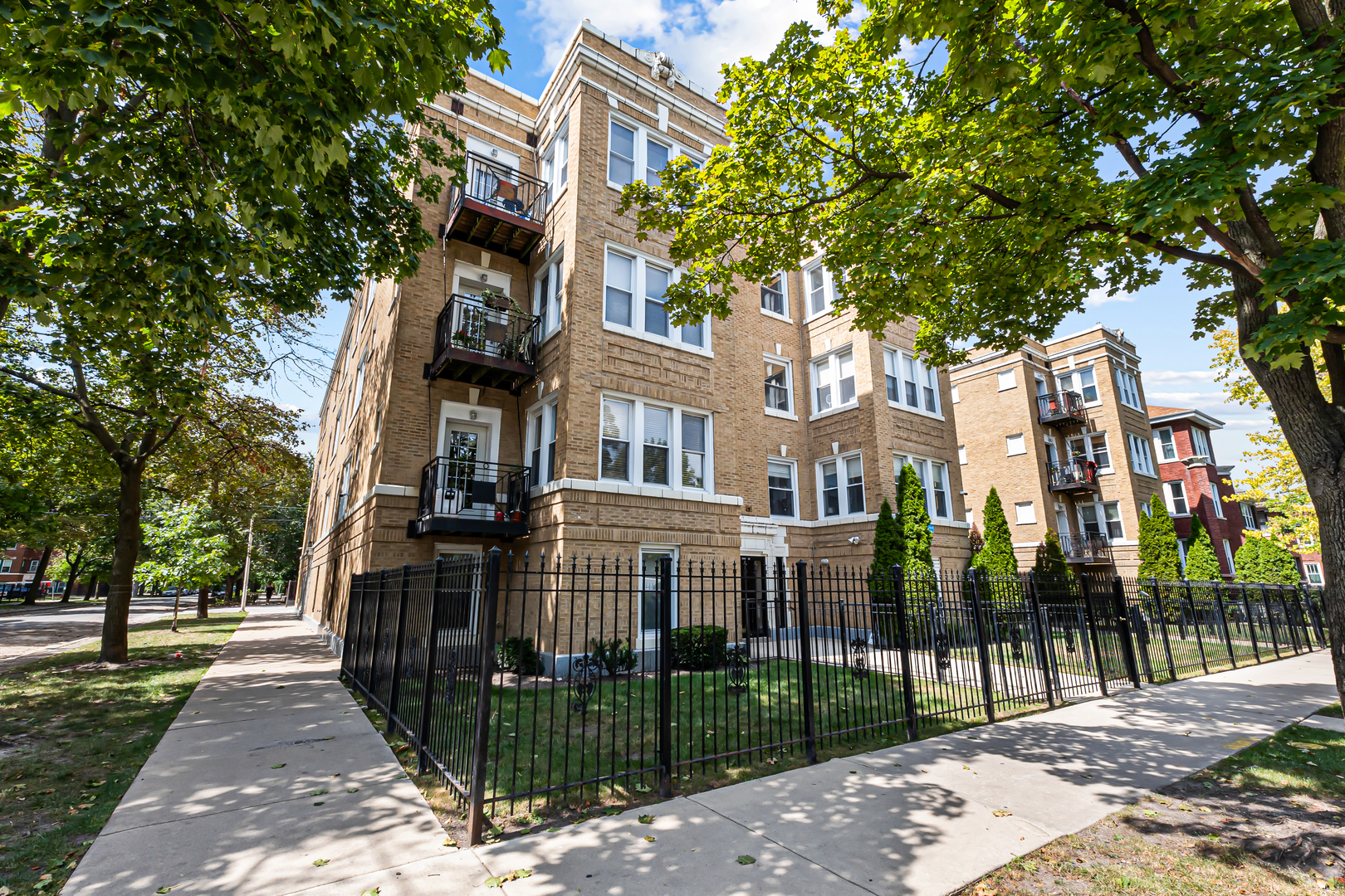 4902 N DRAKE Avenue Unit: 3