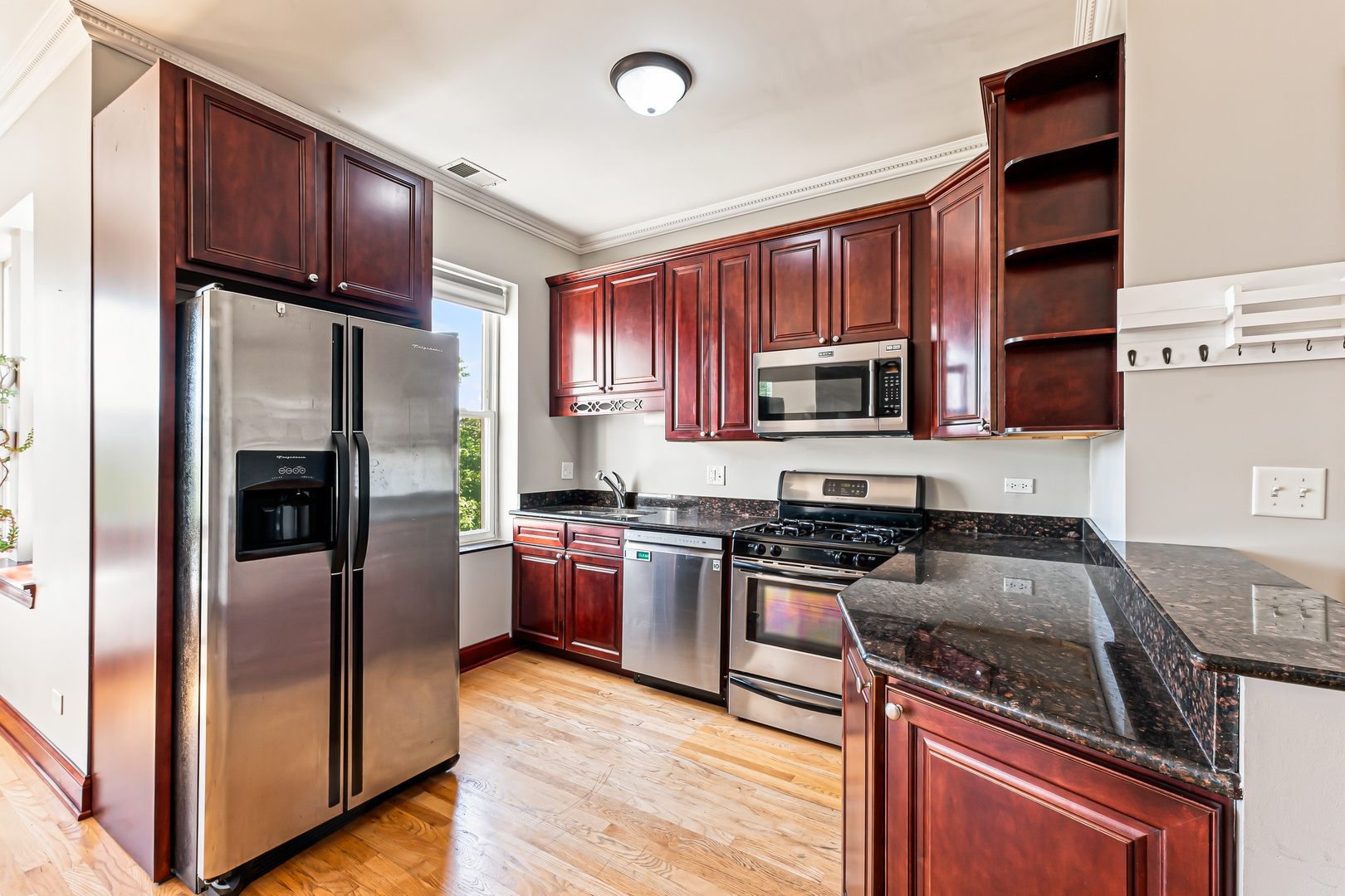 4902 N DRAKE Avenue Unit: 3