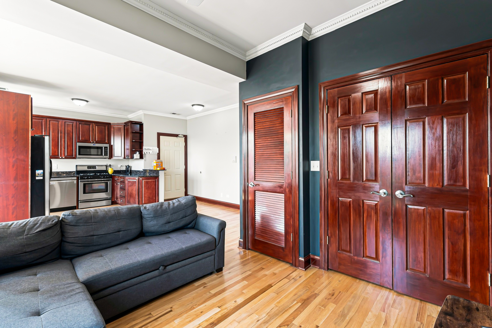 4902 N DRAKE Avenue Unit: 3