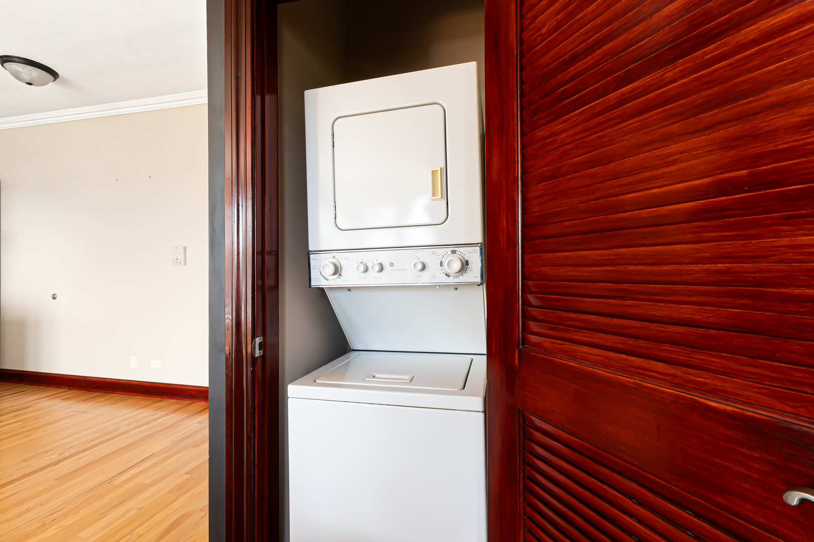 4902 N DRAKE Avenue Unit: 3