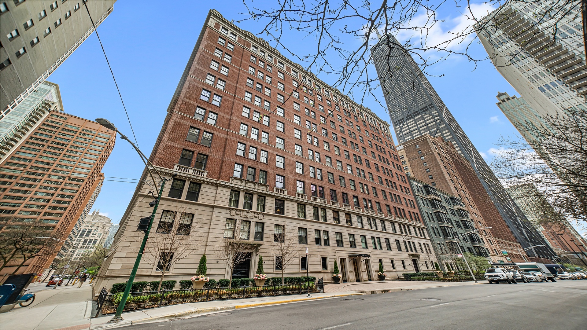 227 E Delaware Place Unit: 8C