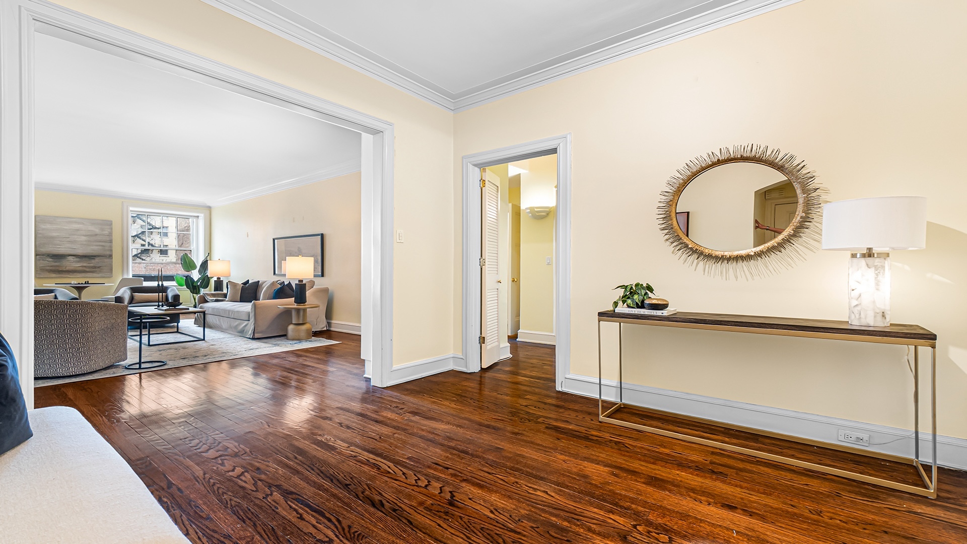 227 E Delaware Place Unit: 8C