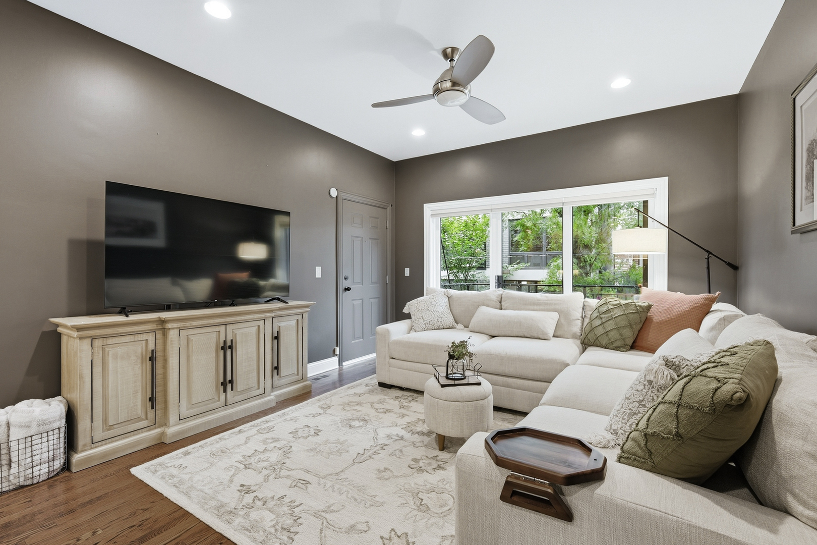 524 N HERMITAGE Avenue Unit: 2