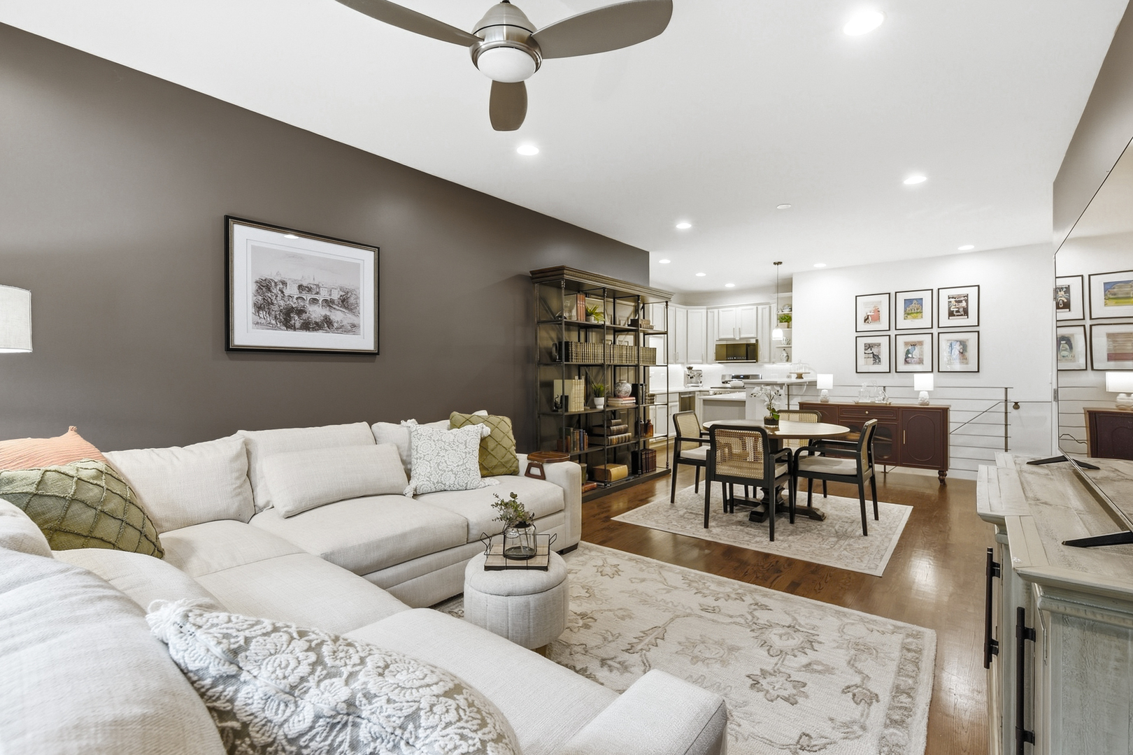 524 N HERMITAGE Avenue Unit: 2