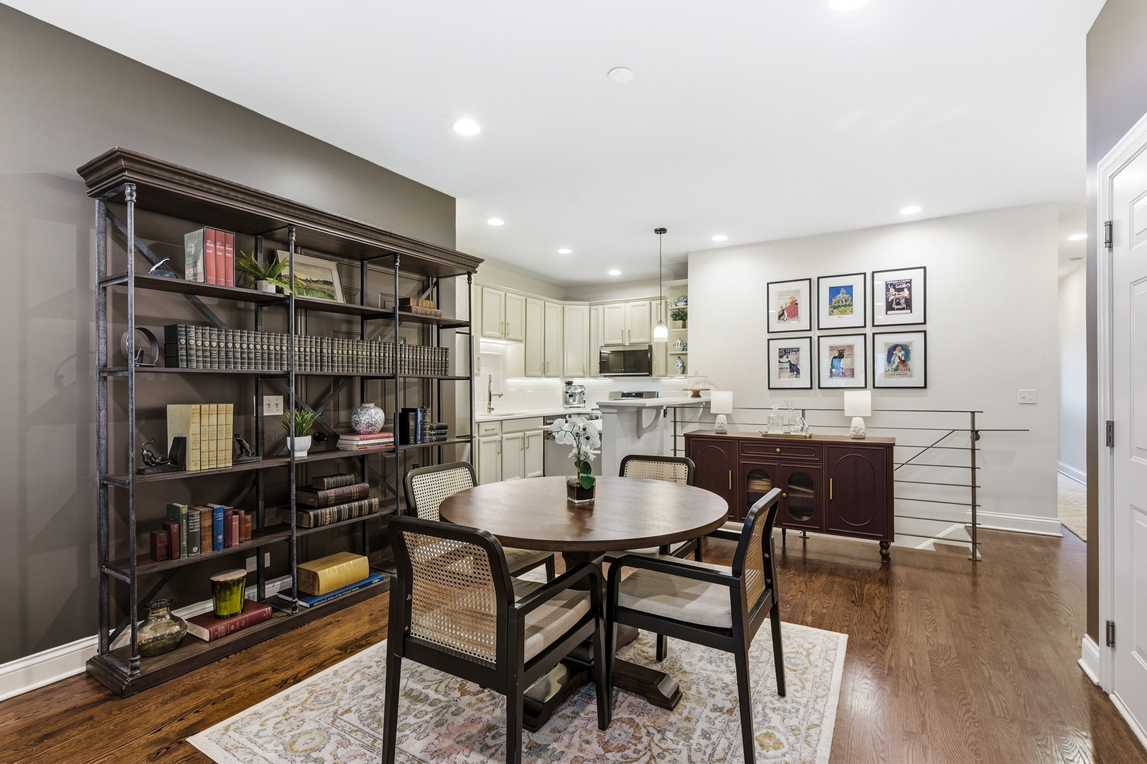 524 N HERMITAGE Avenue Unit: 2