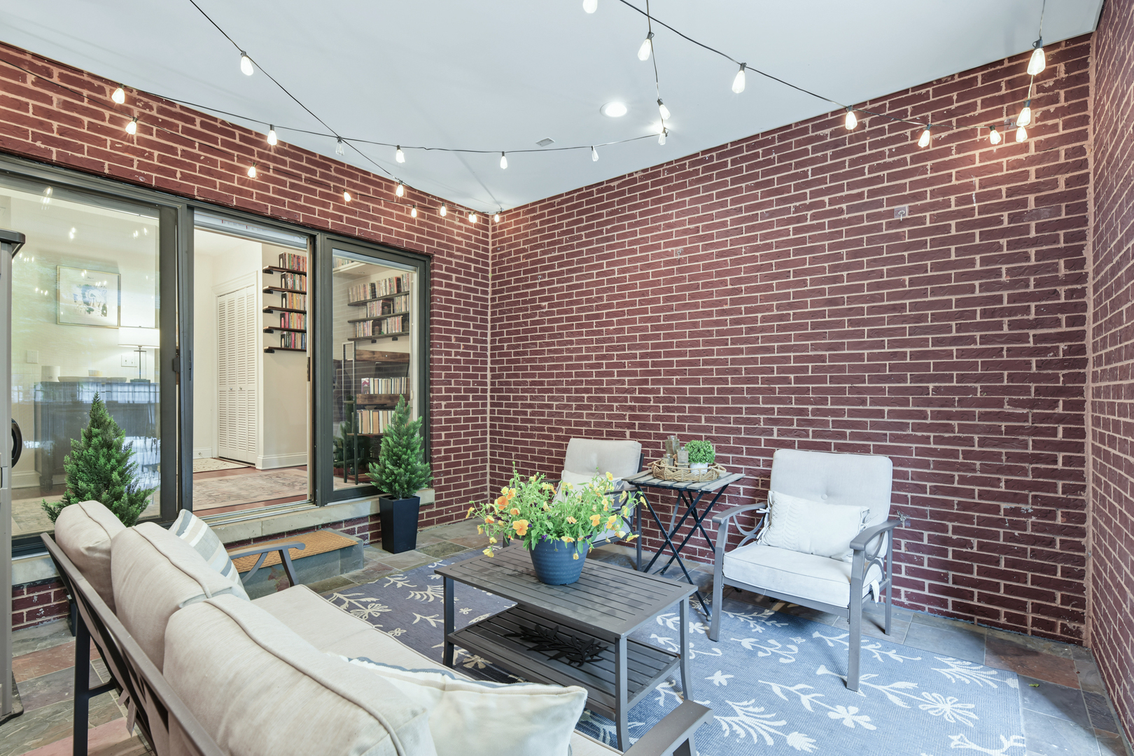 524 N HERMITAGE Avenue Unit: 2