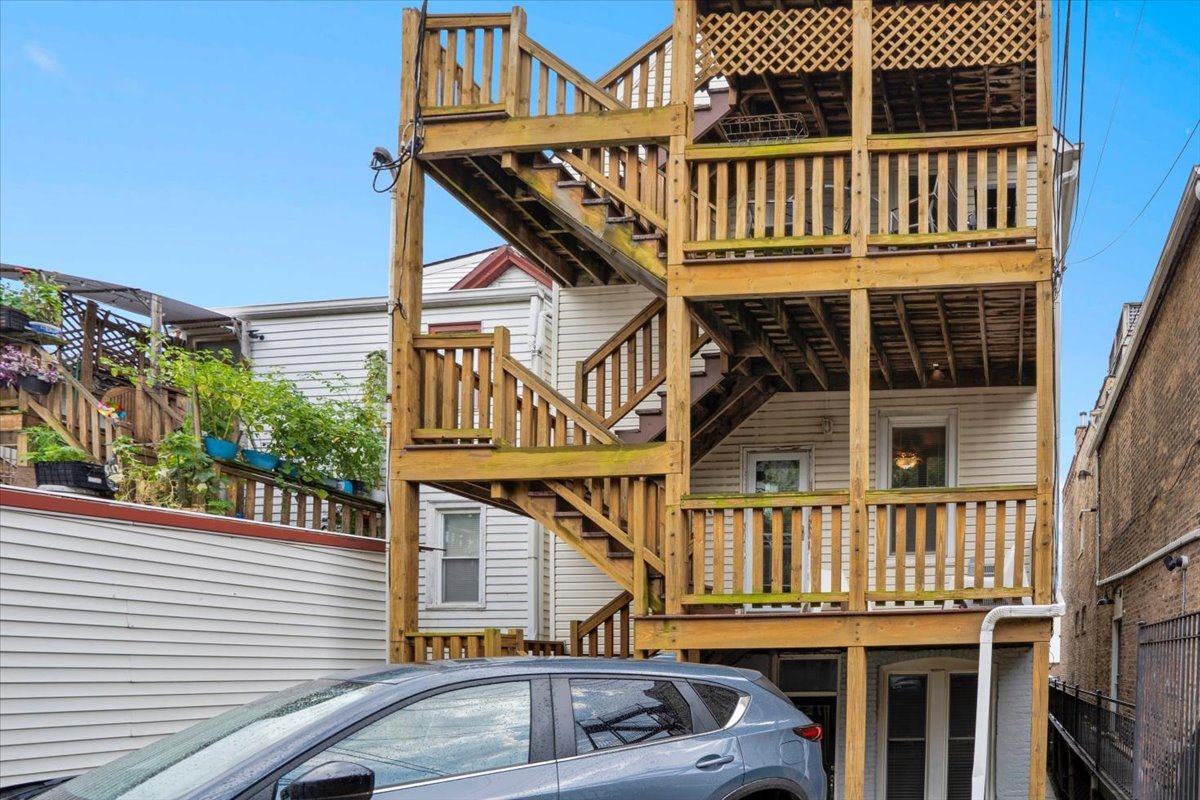 1618 W Blackhawk Street Unit: 1