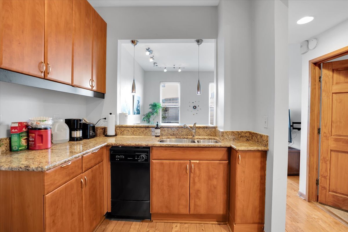 1618 W Blackhawk Street Unit: 1