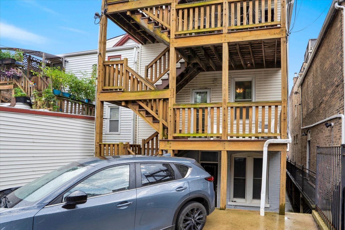 1618 W Blackhawk Street Unit: 1