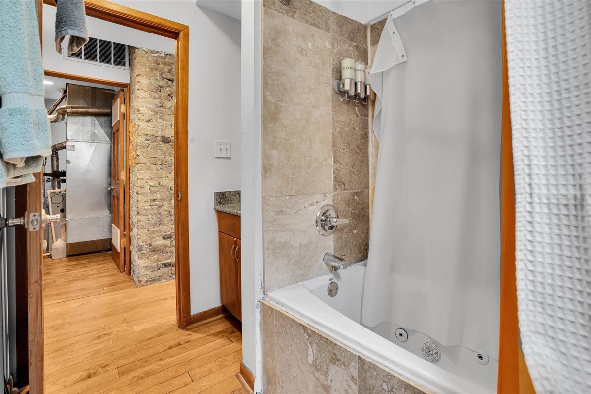 1618 W Blackhawk Street Unit: 1
