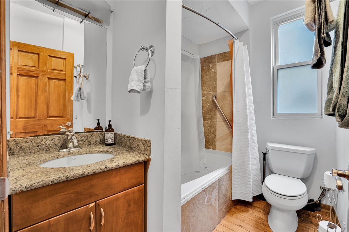 1618 W Blackhawk Street Unit: 1