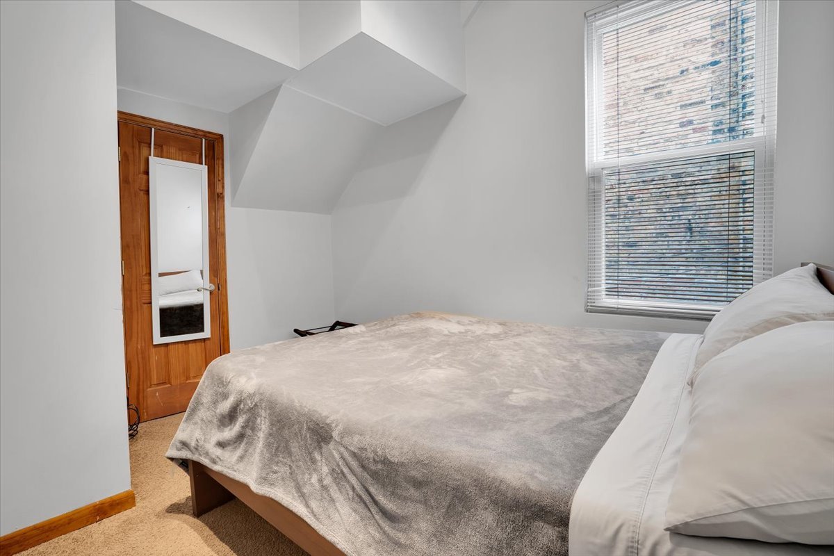1618 W Blackhawk Street Unit: 1