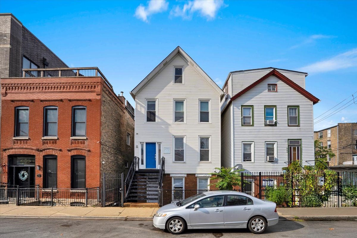 1618 W Blackhawk Street Unit: 1